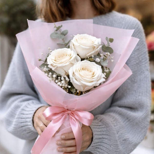 3 белые розы