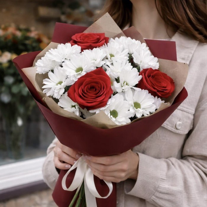 3 красные розы и кустовая хризантема