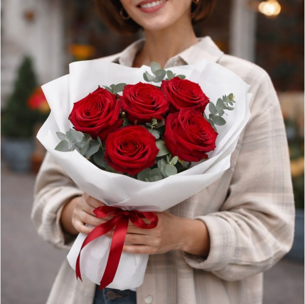 5 красных роз с эвкалиптом