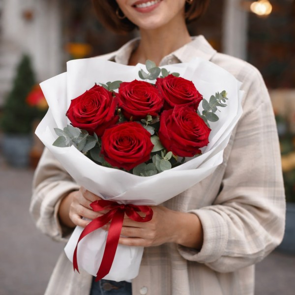 5 красных роз с эвкалиптом