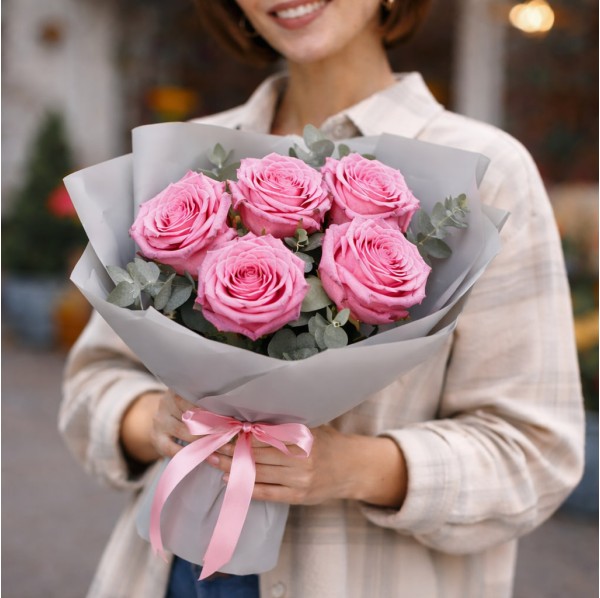 5 розовых роз с эвкалиптом