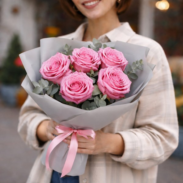 5 розовых роз с эвкалиптом