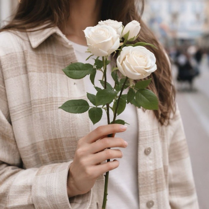 Роза кустовая белая