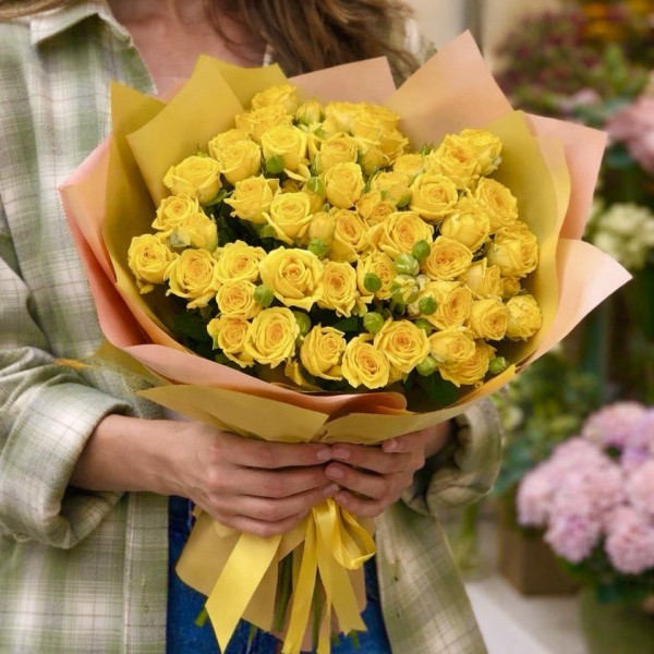 11 желтых кустовых роз