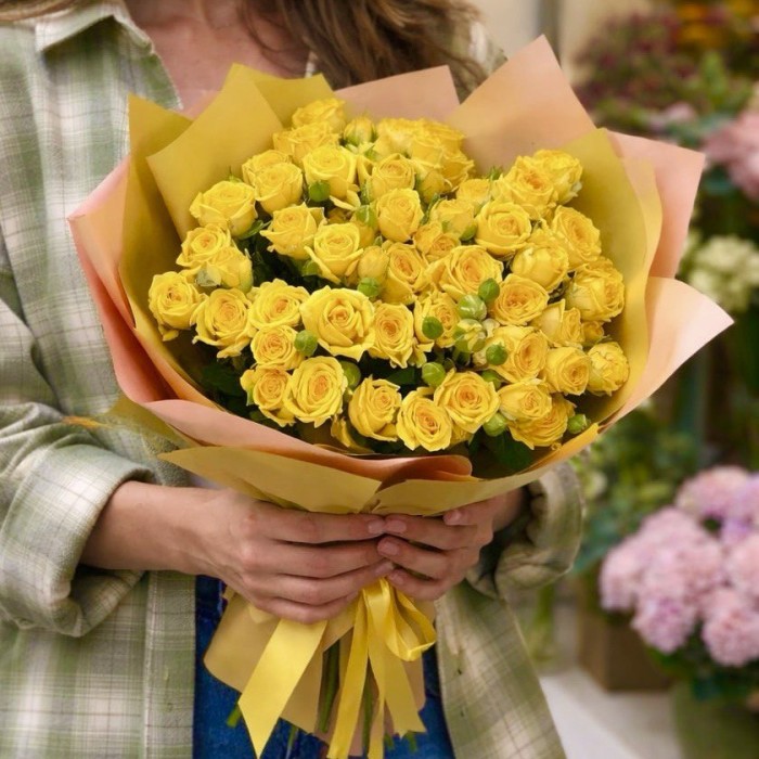 Букет 11 желтых кустовых роз
