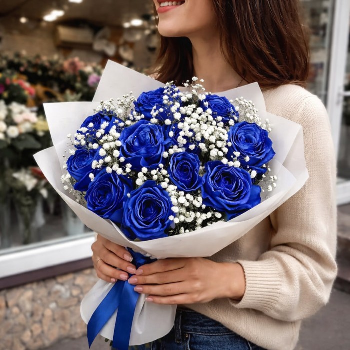 Букет 11 синих роз с гипсофилой