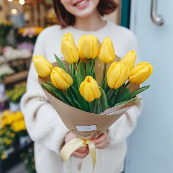 11 желтых тюльпанов