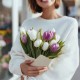 Букет 13 бело-сиреневых тюльпанов