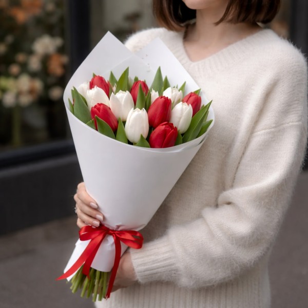 15 красно-белых тюльпанов