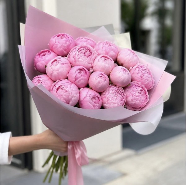 19 розовых пионов