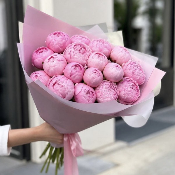 19 розовых пионов