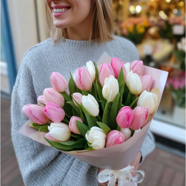 25 розовых и белых тюльпанов