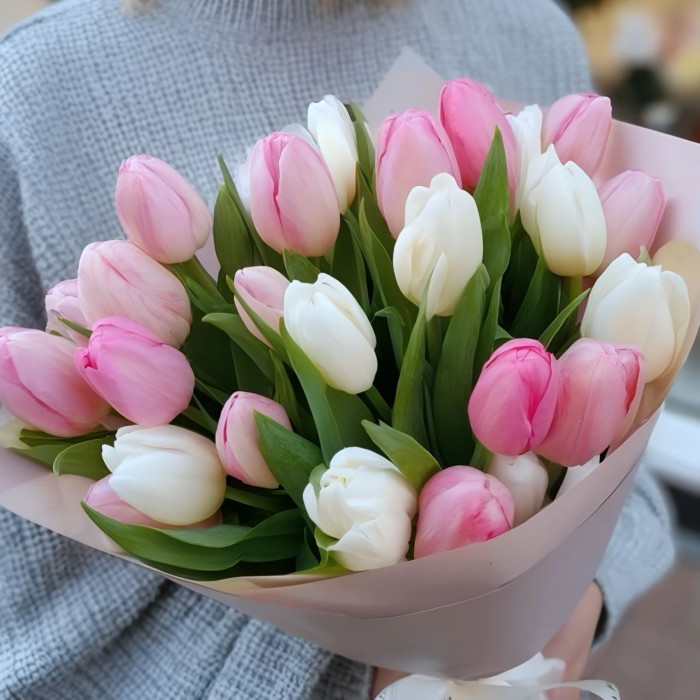 25 розовых и белых тюльпанов