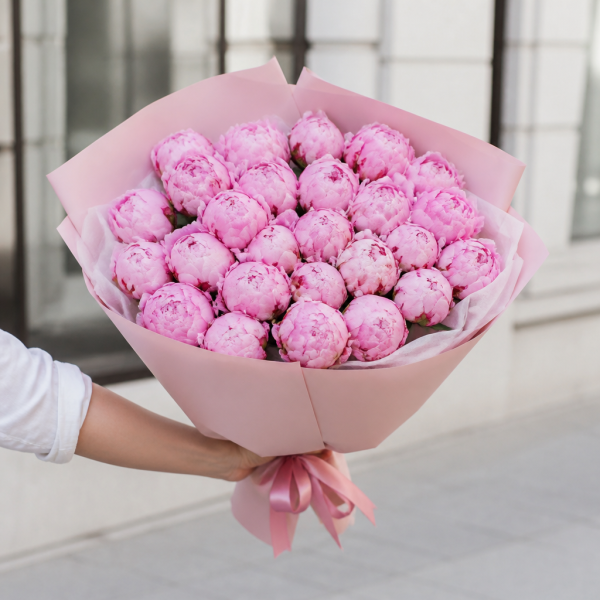 27 розовых пионов