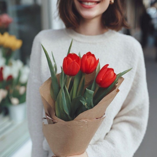 3 красных тюльпана