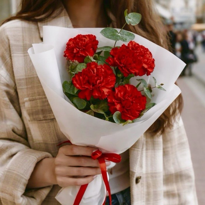 Букет 5 красных гвоздик