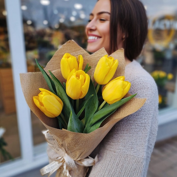 Букет 5 желтых тюльпанов