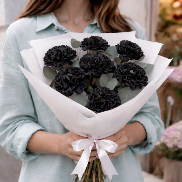 7 черных гвоздик