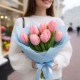 Букет 7 розовых тюльпанов в голубой упаковке