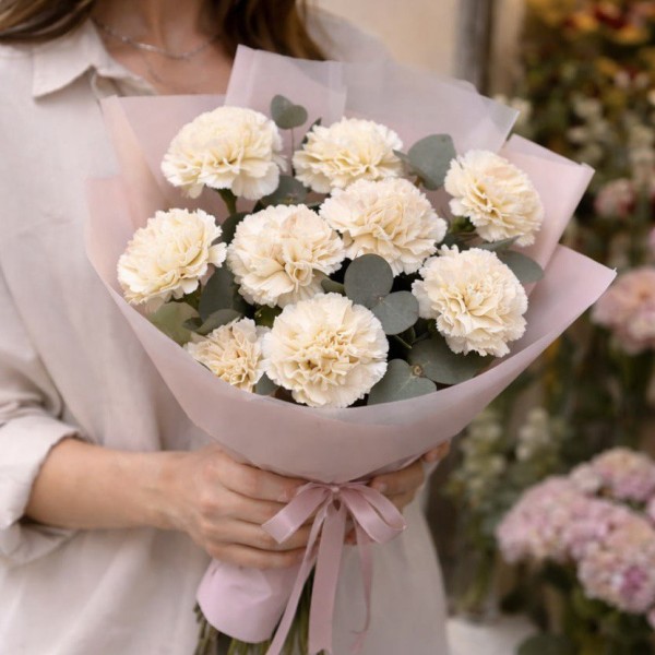 9 бежевых гвоздик