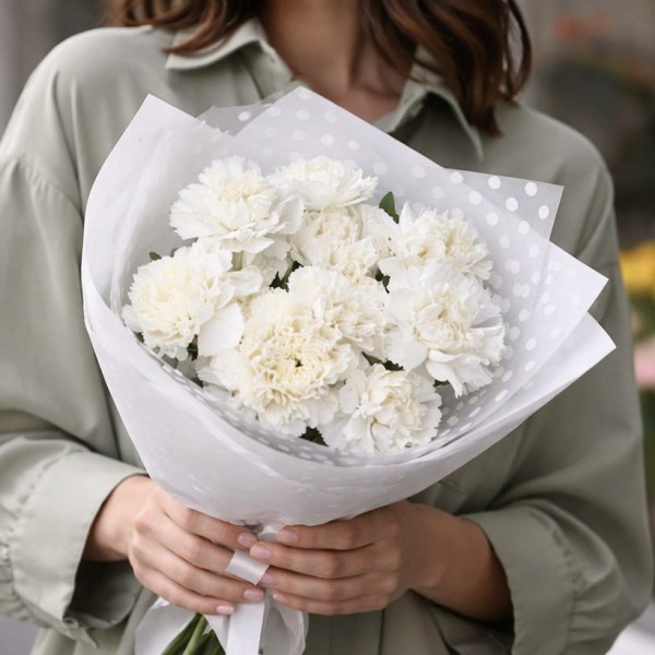 9 белых гвоздик