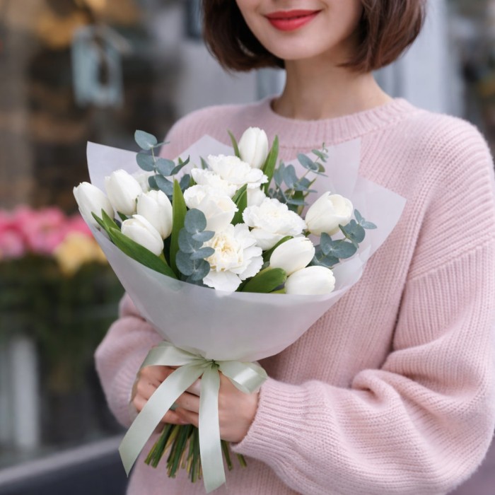 Белые тюльпаны с гвоздиками