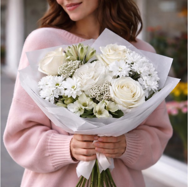 Белый букет из гортензии и роз