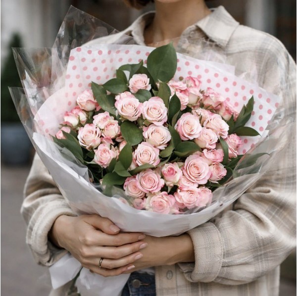 Кустовая роза с рускусом