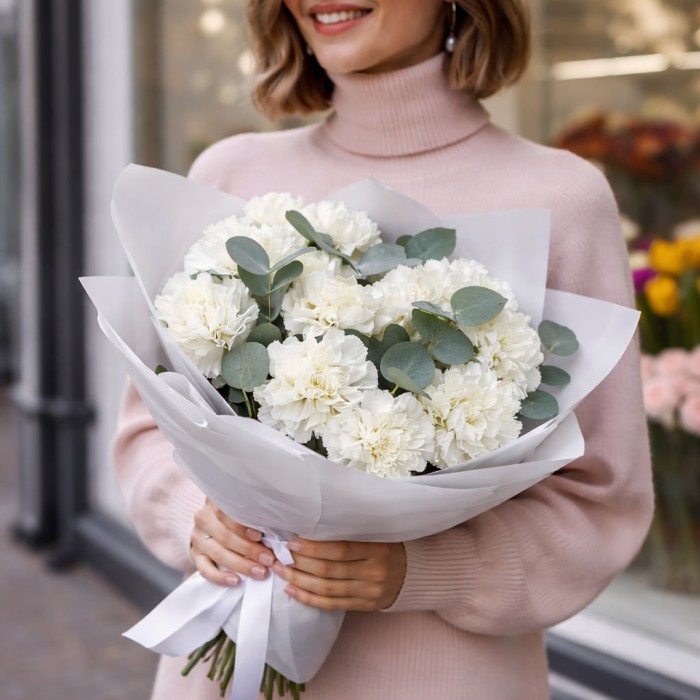 11 белых диантусов с эвкалиптом