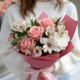 3 розовые розы с белыми альстромериями
