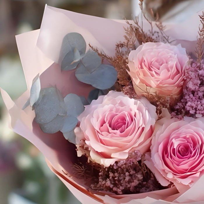 Букет 3 розовые розы с сухоцветом